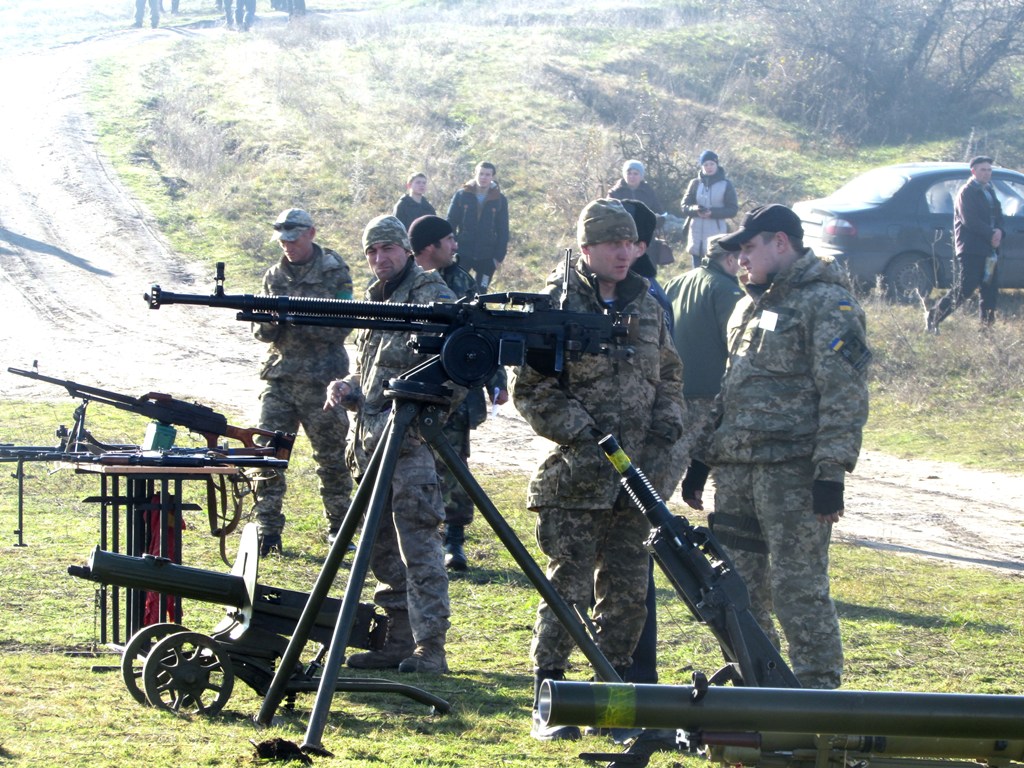 Військовослужбовці ЗСУ на демонстраційному майданчику стрілецької зброї.
